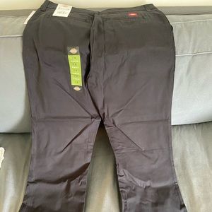 NEVER WORN Dickies 12 short slim fit pants